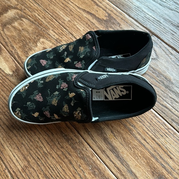 Like New-Vans. Women's 5.5 Black with flowers - Picture 2 of 4
